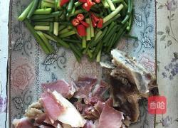 青椒蒜苗炒腊肉的做法图解2