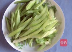 芹菜炒腊肠的做法图解1