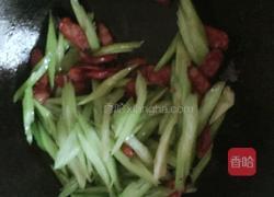 芹菜炒腊肠的做法图解4