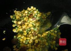 玉米兰豆粒炒腊肠的做法图解5
