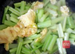 芹菜炒鸡蛋的做法图解8