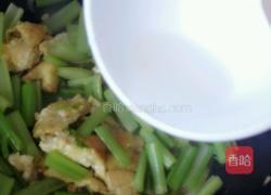 芹菜炒鸡蛋的做法图解10