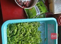 青椒榨菜肉丝面的做法图解1