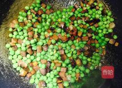 豌豆焖腊肉的做法图解5