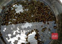 螺蛳肉炒韭菜的做法图解1