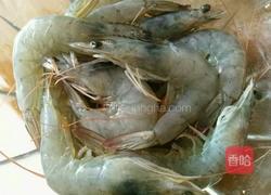 菠萝虾球的做法图解1