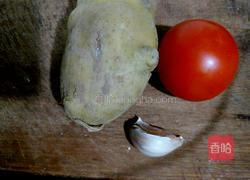 番茄烧土豆的做法图解1