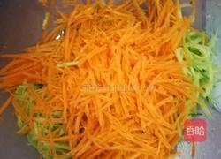 胡萝卜青瓜丝鸡蛋饼的做法图解1