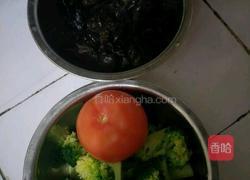 西兰花炒木耳的做法图解1