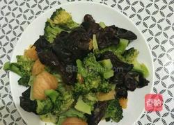 西兰花炒木耳的做法图解3