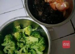 西兰花炒木耳的做法图解2