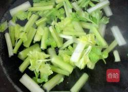 凉拌芹菜花生米的做法图解2