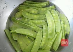 荷兰豆炒腊肠的做法图解1