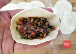 猪肉芹菜大葱馅煎饺的做法图解11