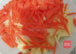 红萝卜土豆酸菜包的做法图解2