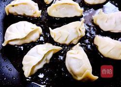 抱蛋煎芹菜猪肉饺的做法图解10