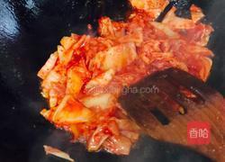 泡菜炒梅花肉的做法图解2