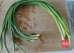 蒜薹辣炒腊肉的做法图解1