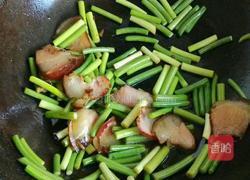 蒜薹辣炒腊肉的做法图解8