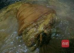 卤肘子的做法图解10