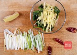 秘制油泼鲤鱼的做法图解3