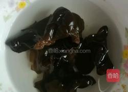 洋葱木耳炒肉的做法图解1