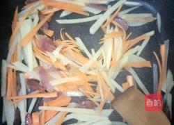 土豆胡萝卜炒腊肠的做法图解3