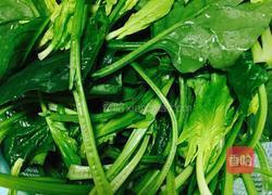 陈醋拌菠菜的做法图解2
