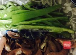 尖椒肥肠面的做法图解1