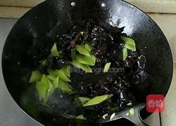 莴苣木耳炒鸡蛋的做法图解4