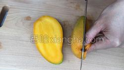 两招巧吃芒果的做法图解3