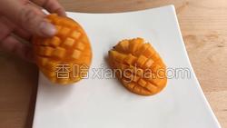 两招巧吃芒果的做法图解8