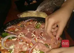 Illustration of how to make bacon pizza 8