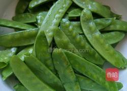 腊肠炒荷兰豆的做法图解2