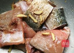 山黄皮焖啤酒鱼的做法图解1