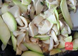 杏鲍菇角瓜炒肉的做法图解9