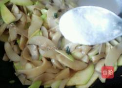 杏鲍菇角瓜炒肉的做法图解10