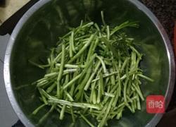 香肠芦蒿的做法图解2