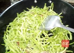 香肠芦蒿的做法图解4