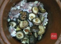 香菇枸杞排骨汤的做法图解1