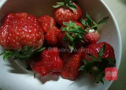 草莓果酱的做法图解1