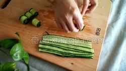 响油黄瓜卷的做法图解4