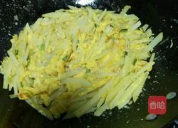 土豆炒鸡蛋的做法图解3
