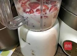 草莓奶昔的做法图解3