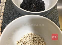 黑米薏米粥的做法图解1