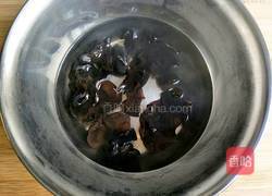 西红柿木耳鸡蛋汤的做法图解1