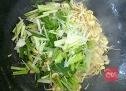 豆芽蒜苗炒鸡蛋的做法图解5