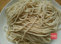 腊肠炒面的做法图解2