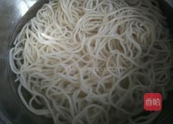 腊肠炒面的做法图解4