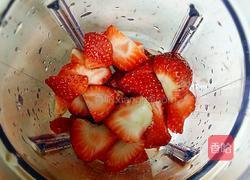 草莓奶昔的做法图解2